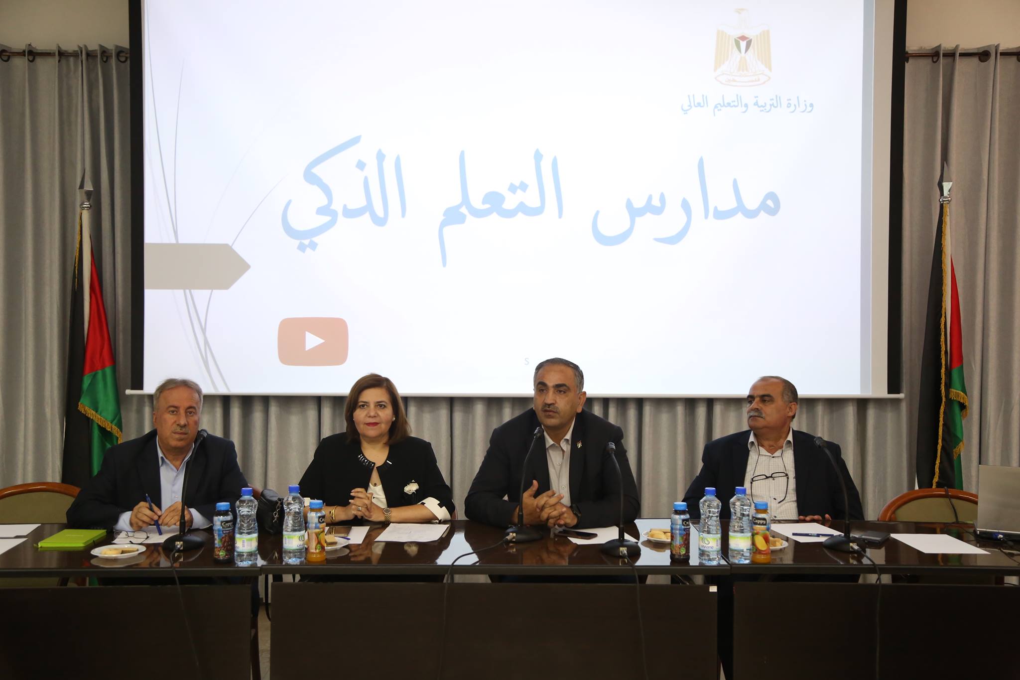 التربية تبدأ خطواتها العملية لتنفيذ برنامج "مدارس التعلم الذكي"
